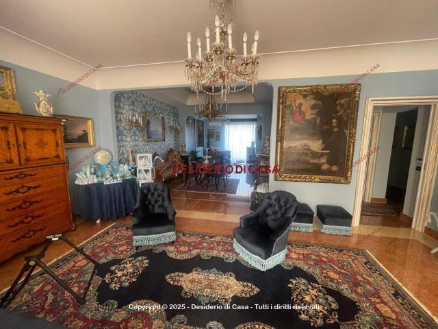 Appartamento in affitto di 184 m² in Circonvallazione del Castello, 12