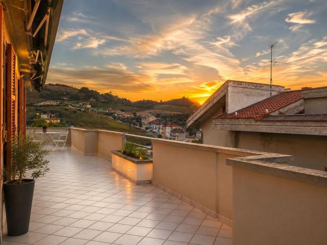 Appartamento in affitto di 185 m² in Via Col Fiorito, 3