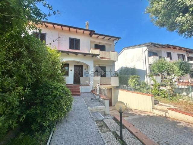 Appartamento in affitto di 185 m² in Via Giuseppe Saragat, 41