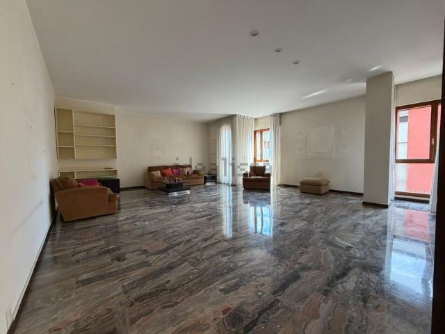 Appartamento in affitto di 185 m² in Via Emilio Lovarini, 10