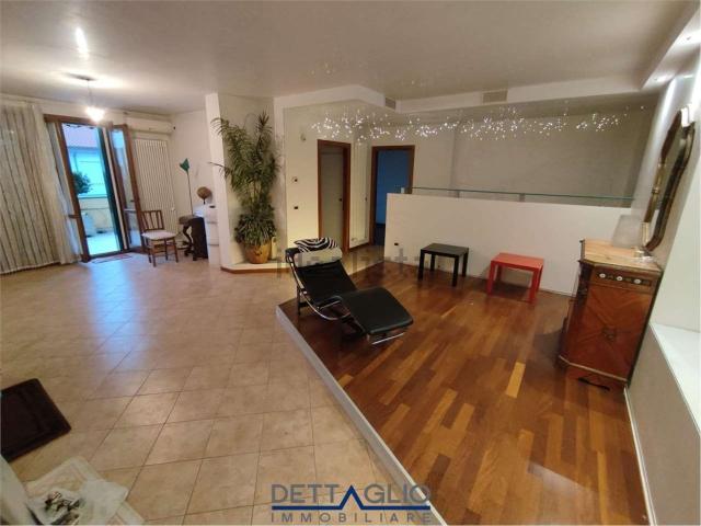 Appartamento in affitto di 190 m² in Via Cavin di Sala, 55