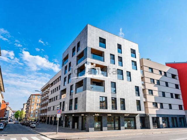 Appartamento in affitto di 190 m² in Via G. Camozzi, 70