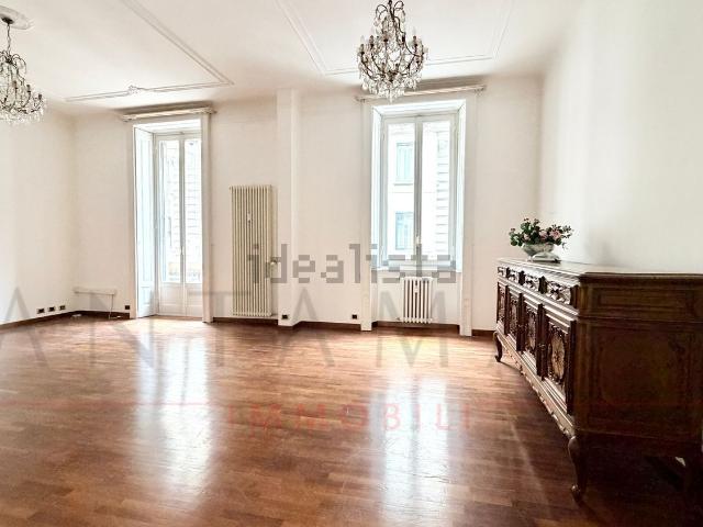 Appartamento in affitto di 190 m² in Via Giovanni Cantoni