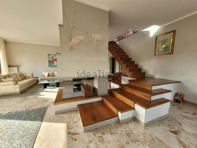 Appartamento in affitto di 190 m² in Via della Besurica