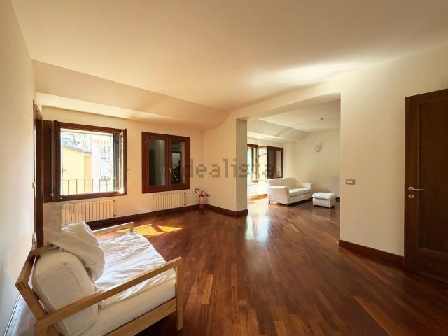 Appartamento in affitto di 190 m² in Via Santa Sofia