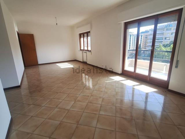 Appartamento in affitto di 190 m² in Viale Campania