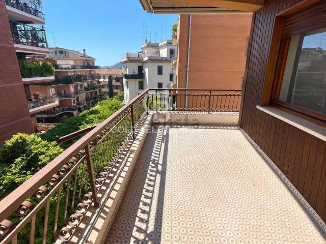 Appartamento in affitto di 191 m² in Via Bevagna