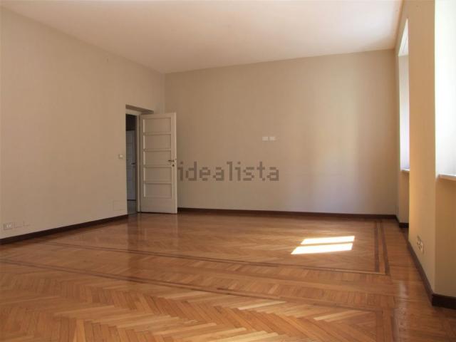 Appartamento in affitto di 195 m² in Via De Marchi, 2