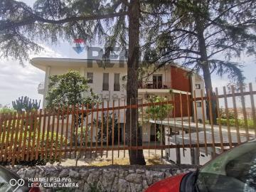 Appartamento in affitto di 199 m² in Via Luigi Einaudi, 18