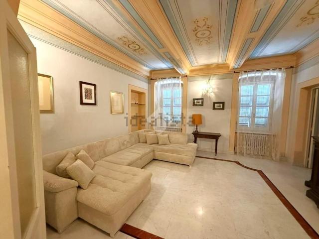 Appartamento in affitto di 200 m² in Via Beatrice, 41