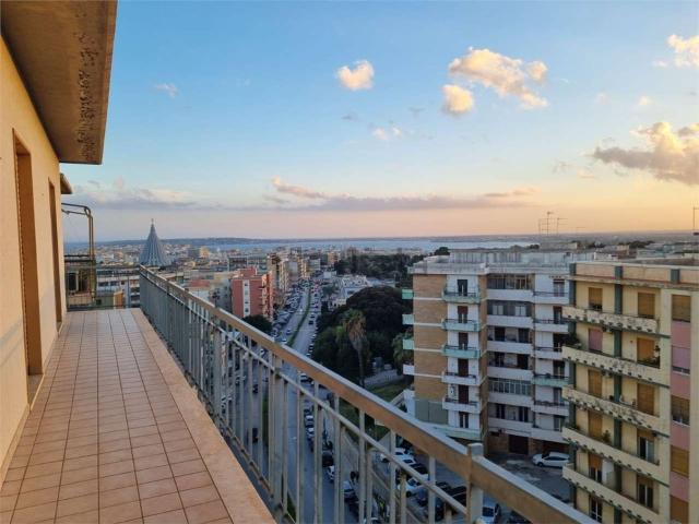 Appartamento in affitto di 200 m² in Via Teracati