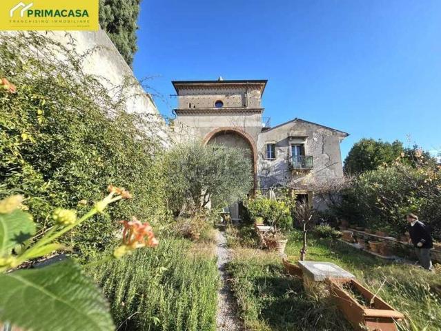 Appartamento in affitto di 200 m² in Via V. Betteloni