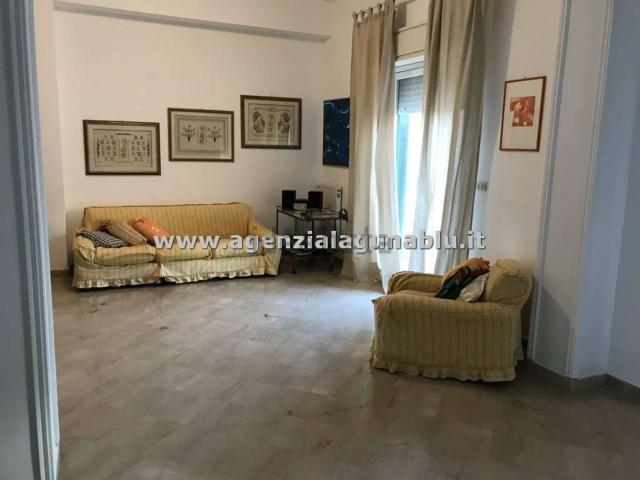 Appartamento in affitto di 200 m² in Via XI Maggio