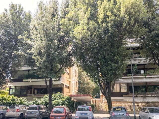 Appartamento in affitto di 203 m² in Via Giuseppe Montanelli