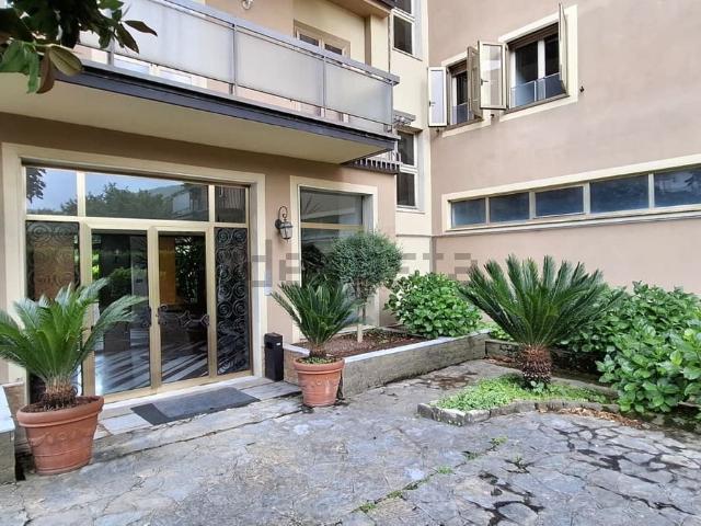 Appartamento in affitto di 203 m² in Via Taverna Campanile, 37