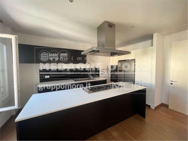 Appartamento in affitto di 207 m² in Via Emilia Centro