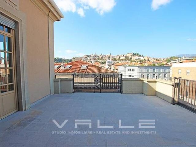 Appartamento in affitto di 208 m² in Via Monte Grappa