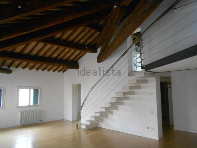 Appartamento in affitto di 210 m² in Piazza della Frutta