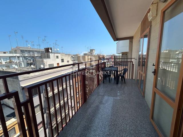 Appartamento in affitto di 213 m² in Via Ferdinando I d&apos Aragona, 36