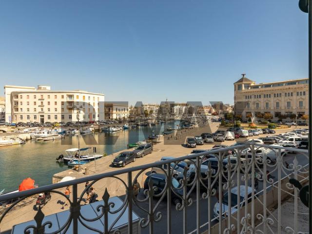 Appartamento in affitto di 214 m² in Piazza Emanuele Pancali, 15