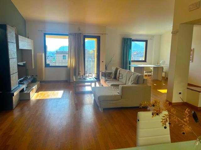 Appartamento in affitto di 215 m² in Via Alessandro Volta