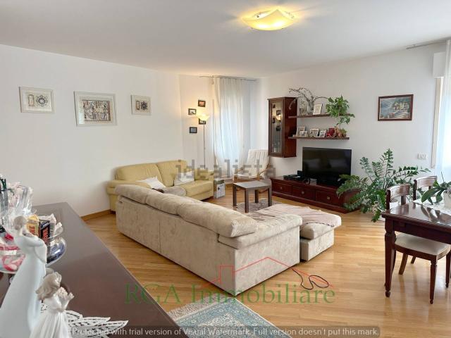Appartamento in affitto di 215 m² in Via Monte Ortigara