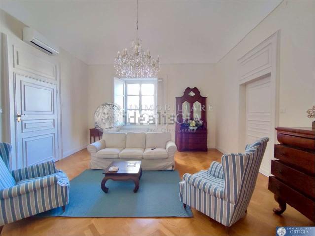 Appartamento in affitto di 220 m² in Via della Amalfitania