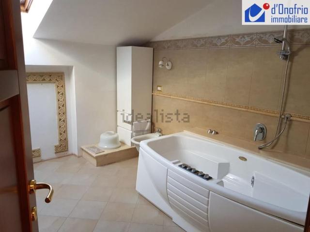 Appartamento in affitto di 220 m² in Via Fontana Vecchia