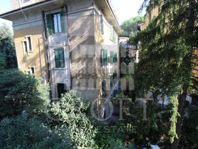 Appartamento in affitto di 220 m² in Via Lazzaro Spallanzani