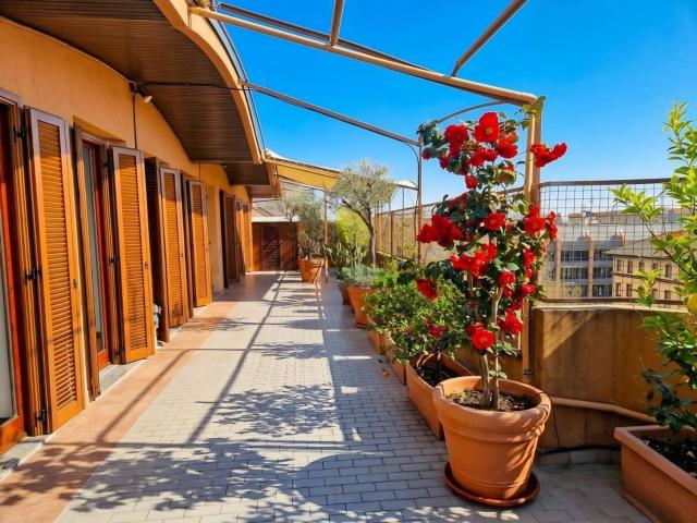 Appartamento in affitto di 220 m² in Via Monte Rosa