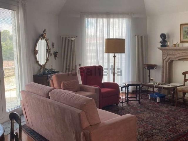 Appartamento in affitto di 220 m² in Via Maria Virginia Staurenghi, 37
