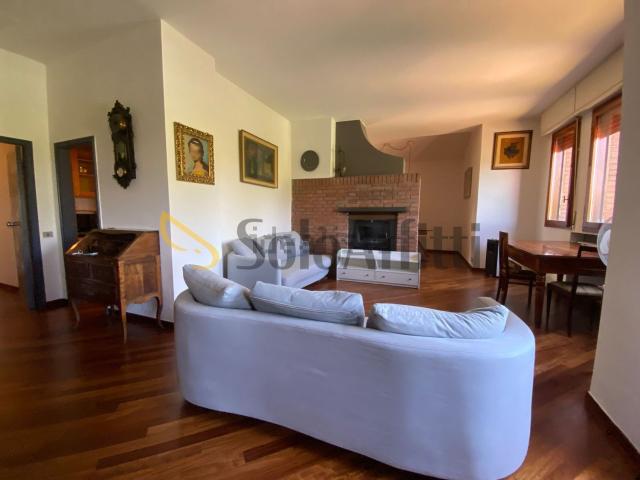 Appartamento in affitto di 220 m² in Via Martiri di Pizzocalvo, 11