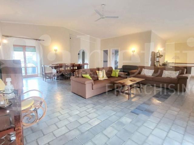 Appartamento in affitto di 220 m² in Contrada Pisciarelli, 8