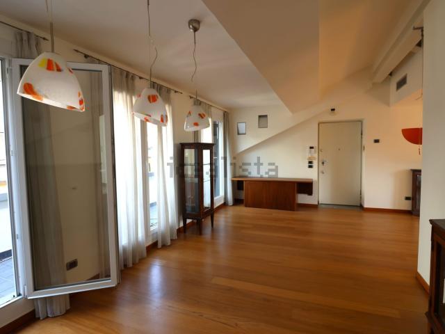 Appartamento in affitto di 220 m² in Corso Ventidue Marzo