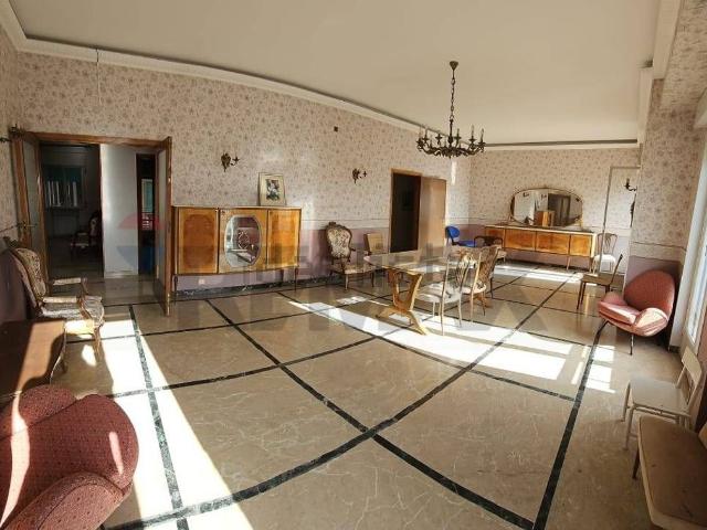 Appartamento in affitto di 221 m² in Via Archimede, 113