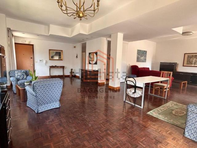 Appartamento in affitto di 227 m² in Via Giuseppe Parini