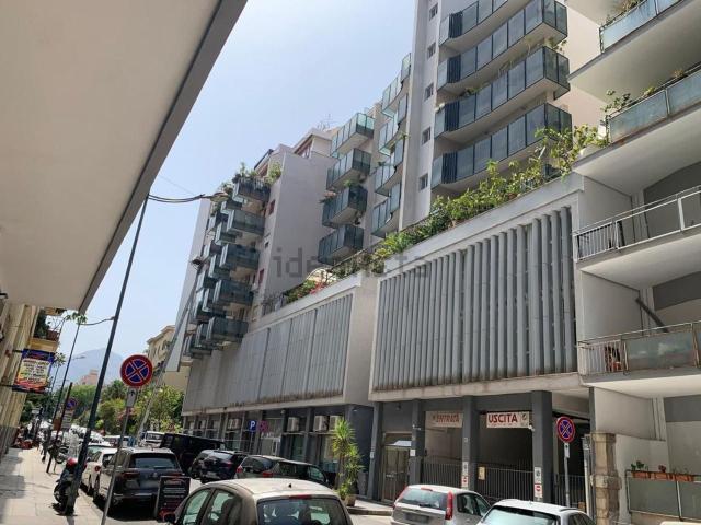 Appartamento in affitto di 228 m² in Via Giovanni Bonanno, 67