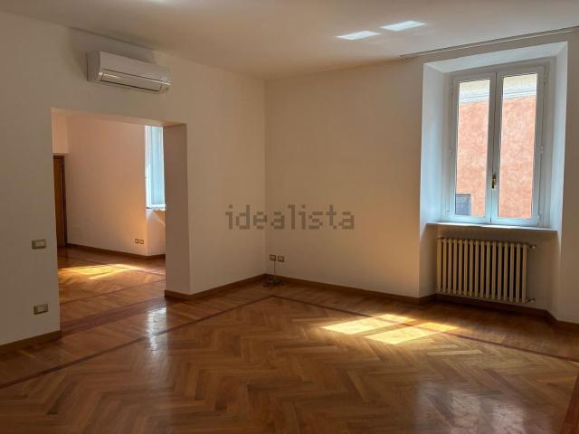 Appartamento in affitto di 230 m² in Via Monterone