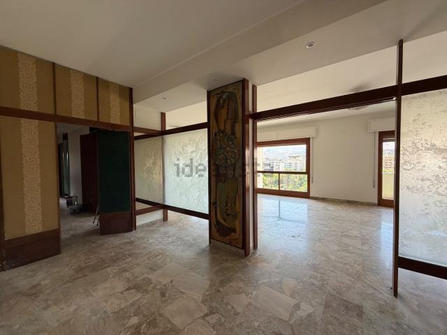 Appartamento in affitto di 230 m² in Viale Campania, 7