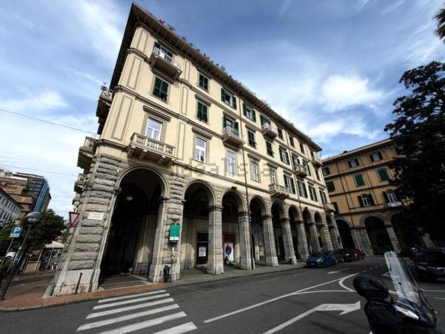Appartamento in affitto di 230 m² in Piazza Domenico Chiodo, 14