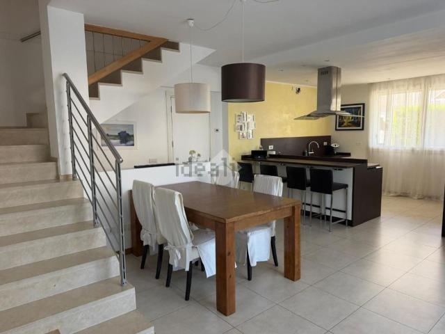 Appartamento in affitto di 231 m² in Via Lachina, 26