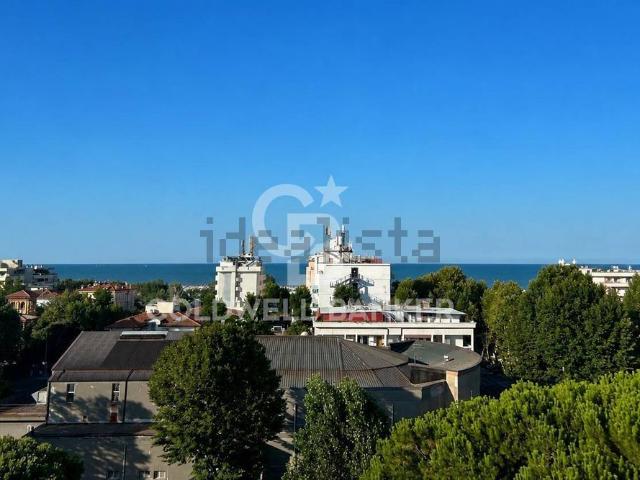 Appartamento in affitto di 237 m² in Viale Flavio Gioia, 4