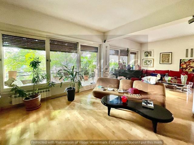 Appartamento in affitto di 240 m² in Via Nepi, 11
