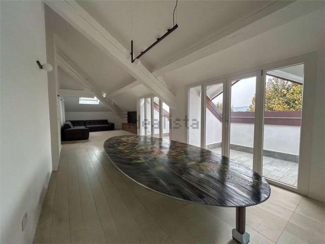 Appartamento in affitto di 240 m² in Via Varesina