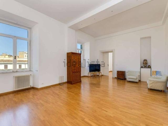 Appartamento in affitto di 240 m² in Via XX Settembre