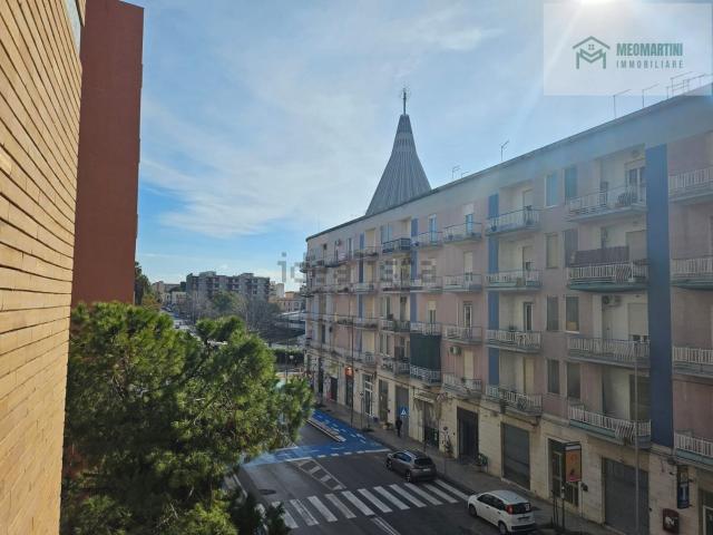 Appartamento in affitto di 240 m² in Viale teocrito, 112