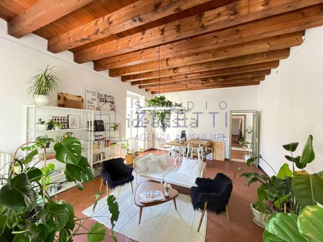 Appartamento in affitto di 240 m² in Piazza Tebaldo Brusato, 4