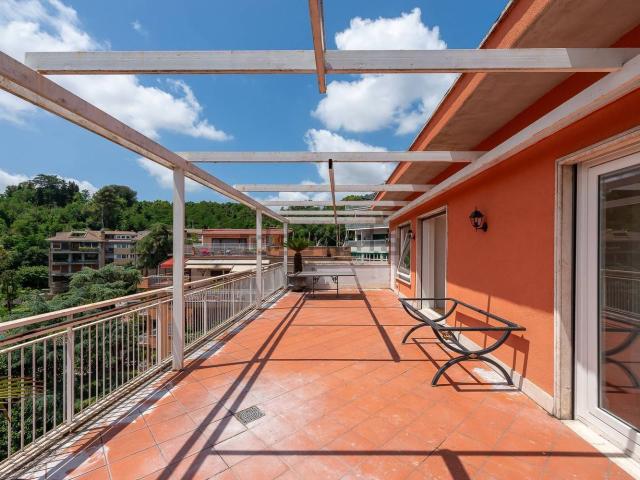 Appartamento in affitto di 244 m² in Via dei Colli della Farnesina