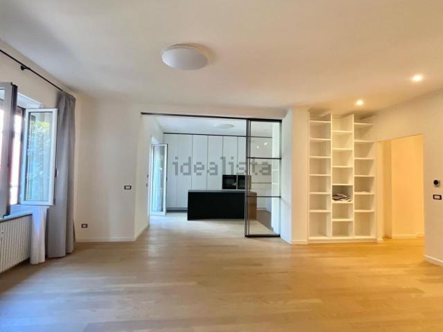 Appartamento in affitto di 250 m² in Via Giorgio Byron, 10