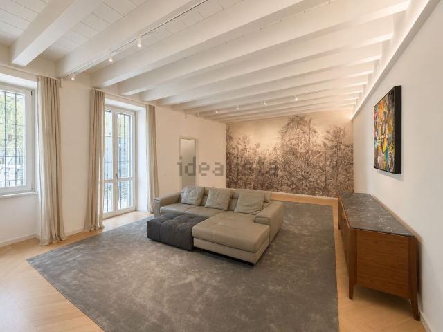Appartamento in affitto di 250 m² in Via Solata